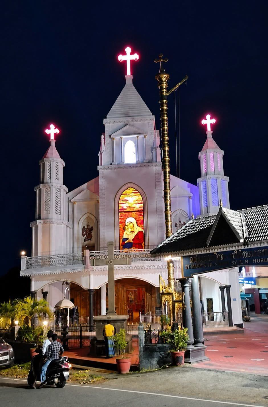 The interior of St. Mary's Orthodox Syrian Church, Alencherry